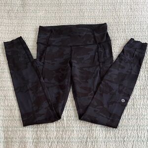 Lululemon fast and free size 6 Black Camo Leggings 28”